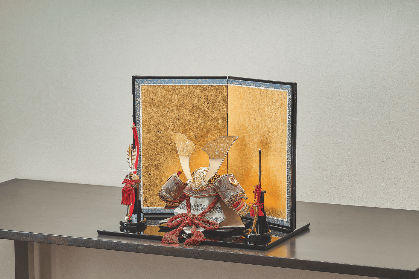 ぼかし金に金色に鏨彫の大兜