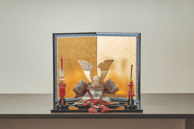 ぼかし金に金色に鏨彫の大兜