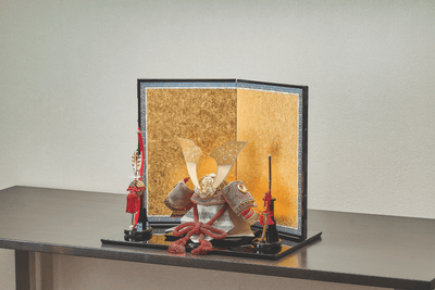 ぼかし金に金色に鏨彫の大兜