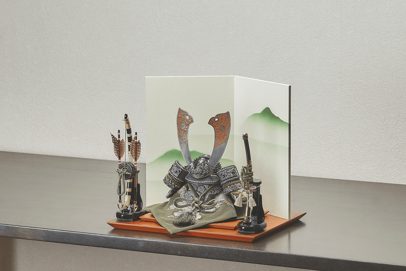 東山に鷲と鏨彫の兜