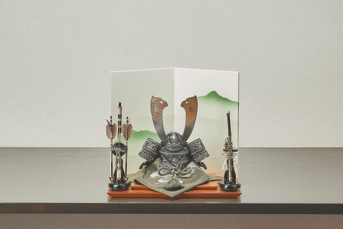 東山に鷲と鏨彫の兜