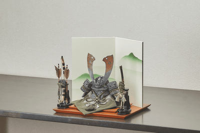 東山に鷲と鏨彫の兜