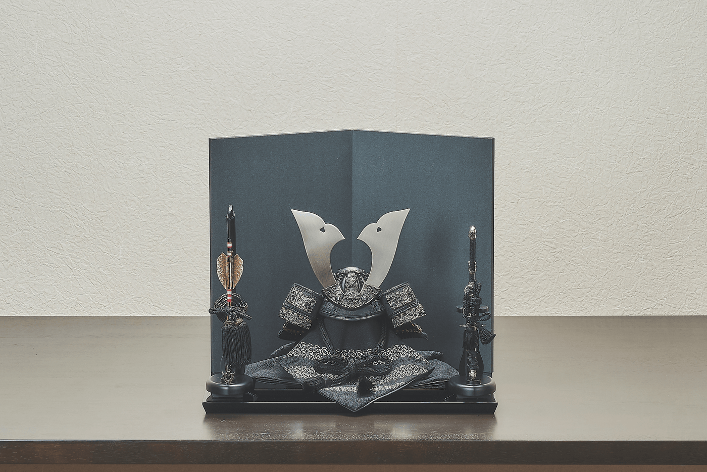 漆黒に煌めく兜