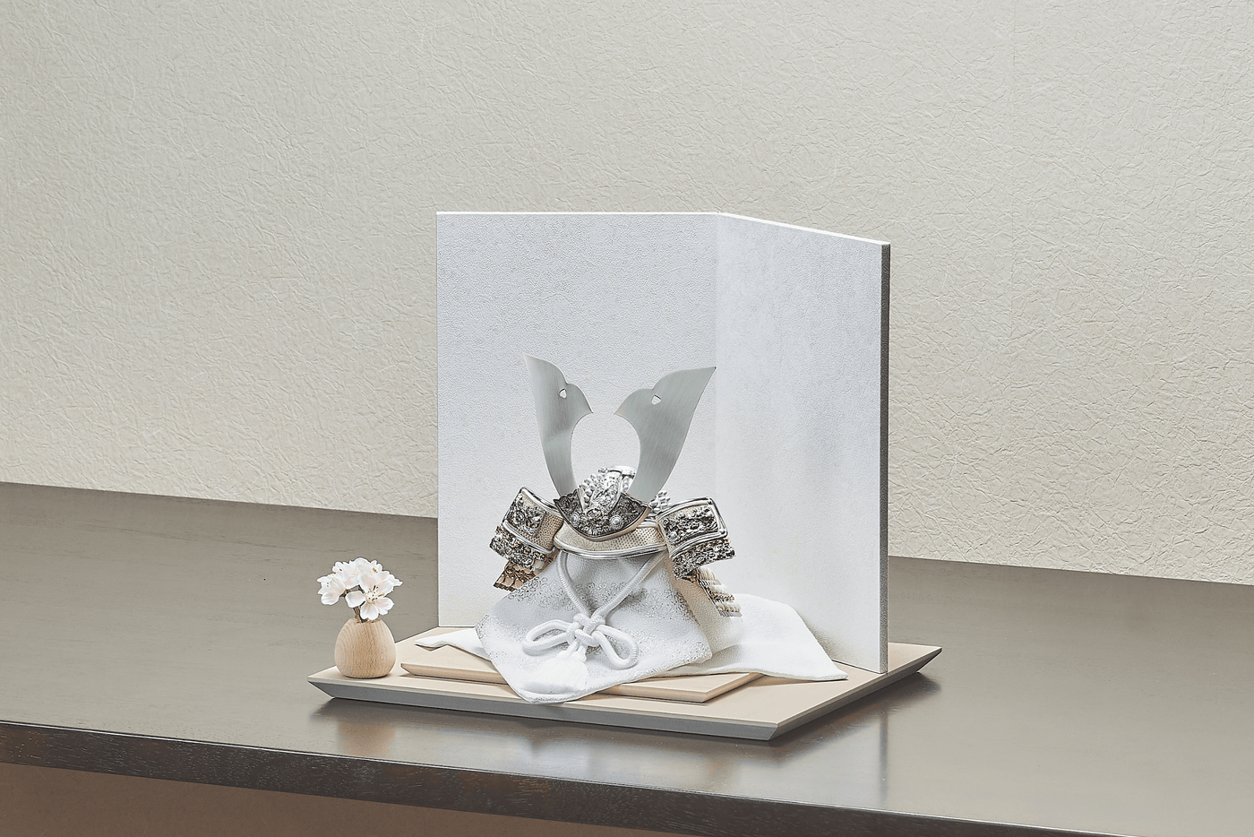 白銀に煌めく兜