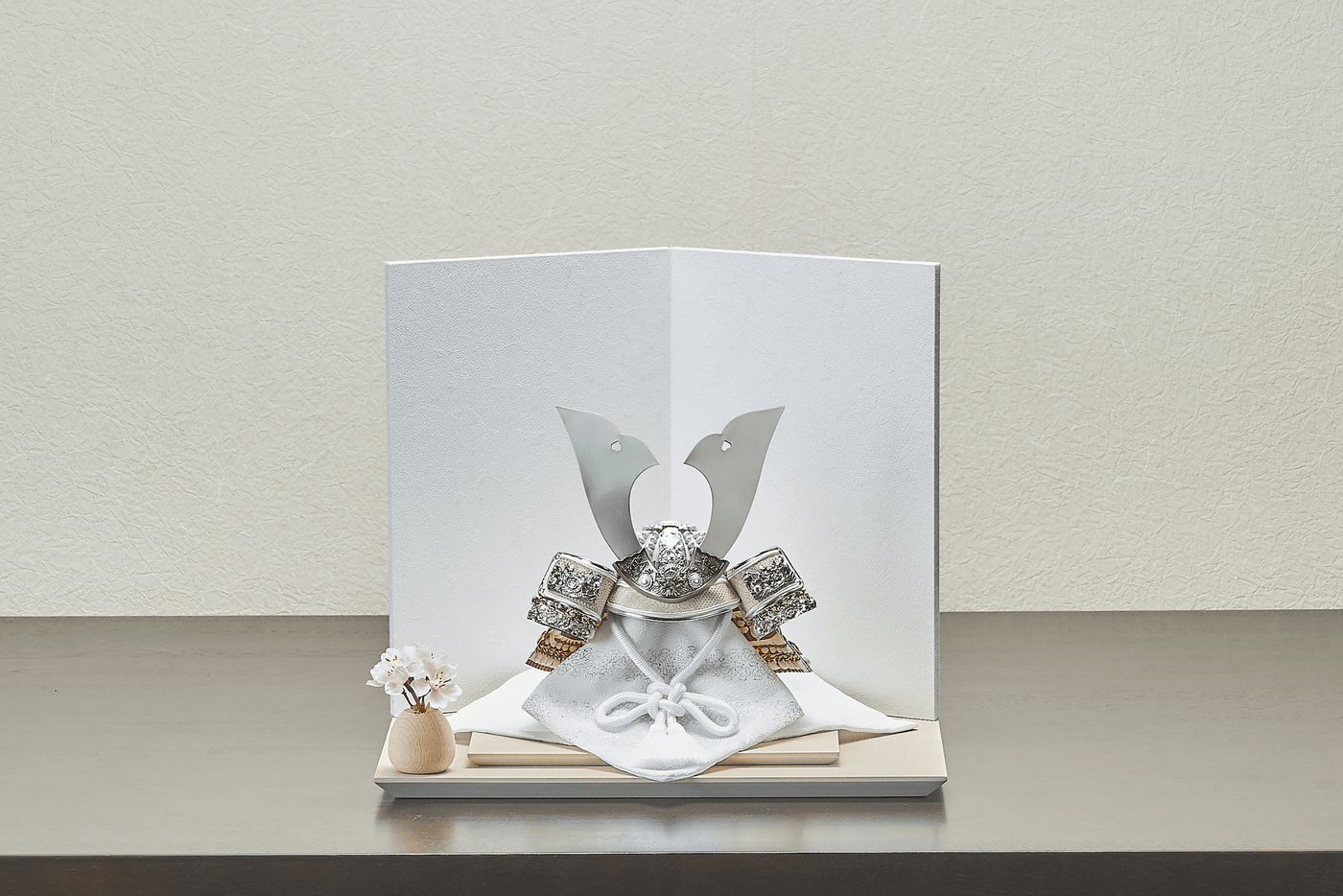 白銀に煌めく兜