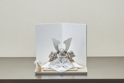 白銀に煌めく兜