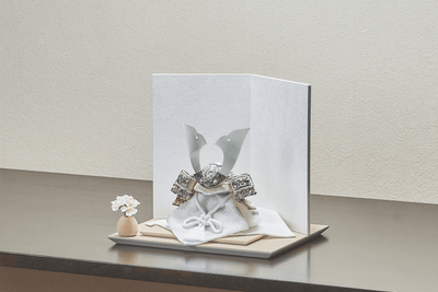 白銀に煌めく兜