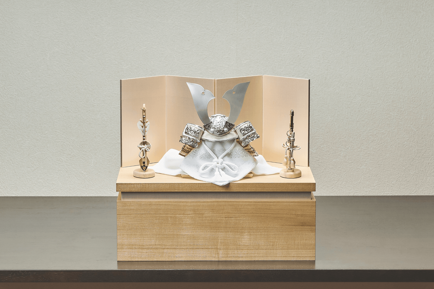 桜箔に白銀の煌めく兜