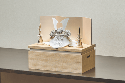 桜箔に白銀の煌めく兜