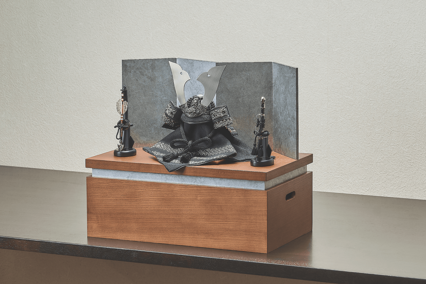 錫色に漆黒の煌めく兜