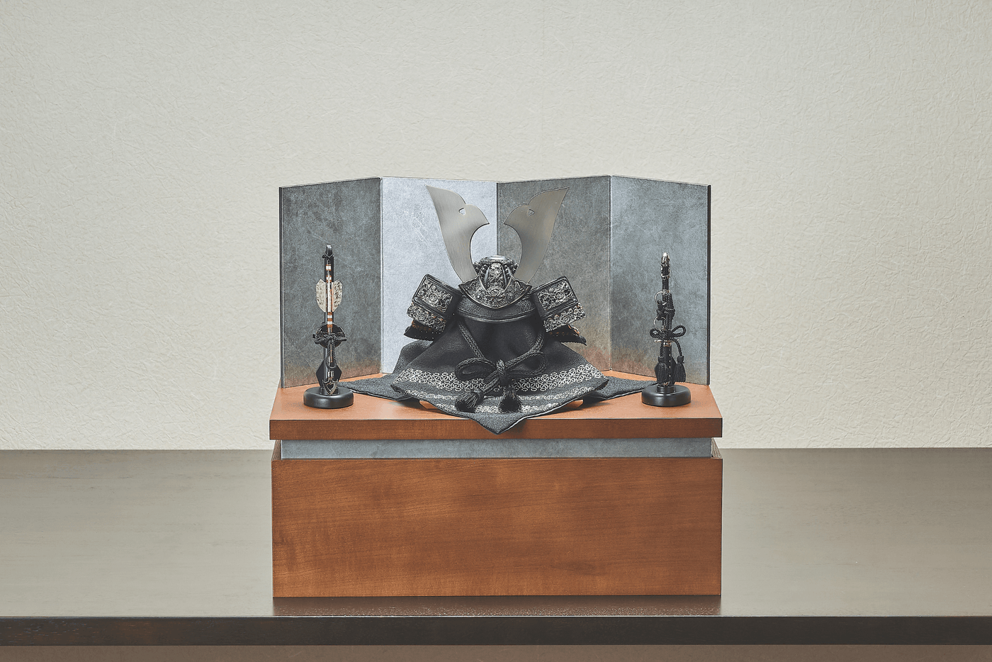 錫色に漆黒の煌めく兜