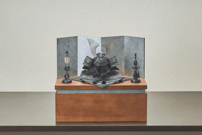 錫色に漆黒の煌めく兜