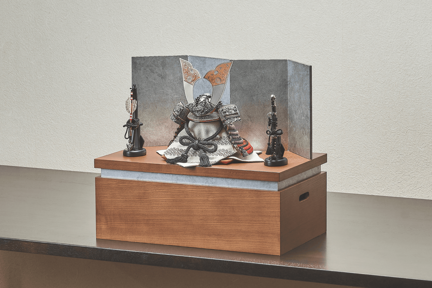 錫色に鏨彫の紫兜