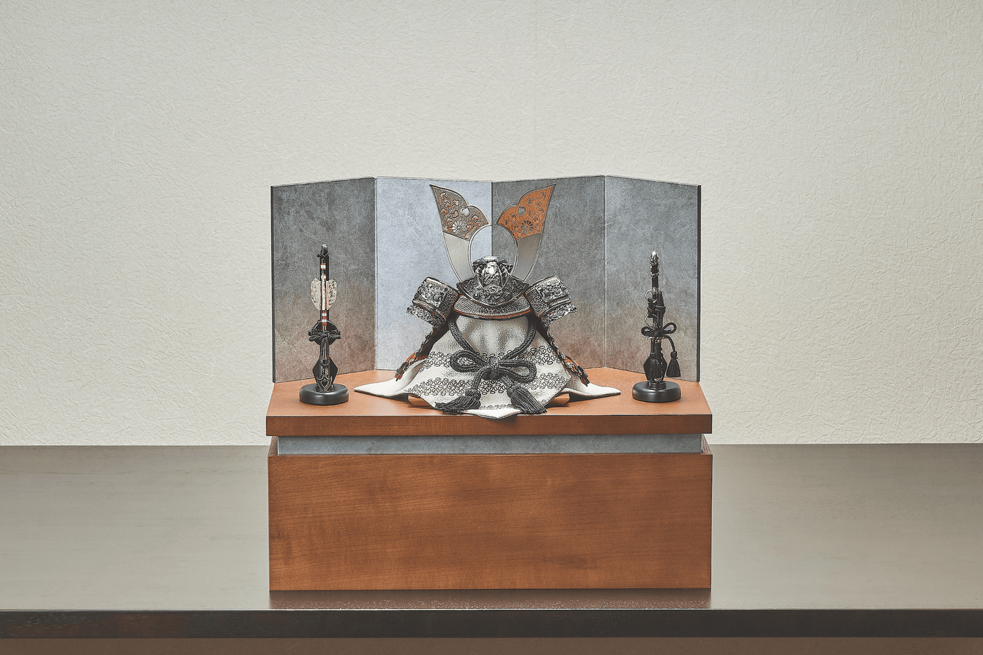 錫色に鏨彫の紫兜