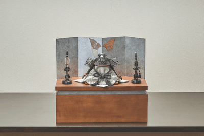 錫色に鏨彫の紫兜