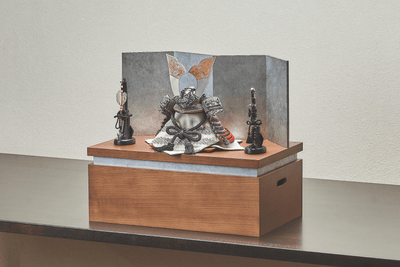 錫色に鏨彫の紫兜