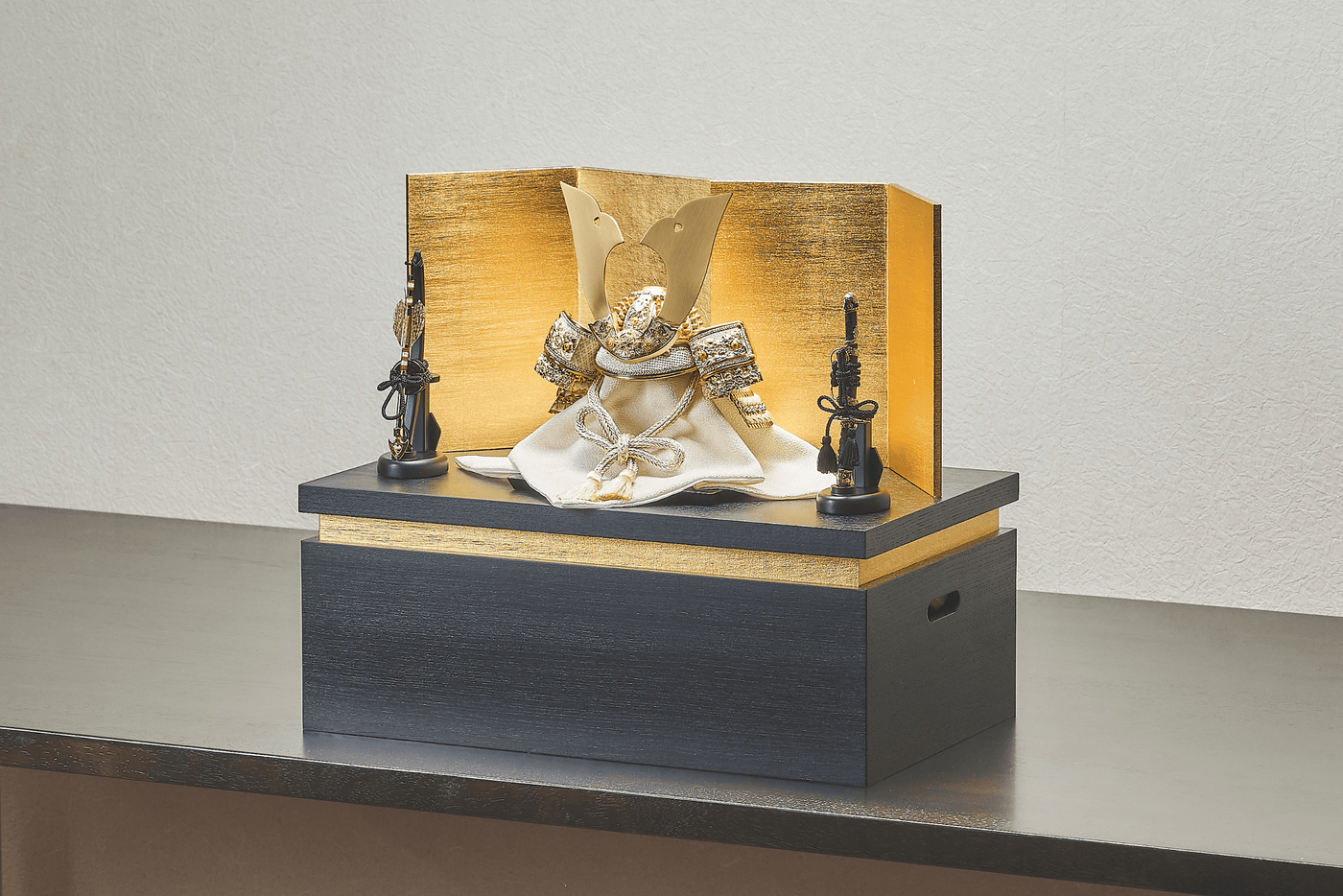 流れ金色箔に秘色の兜