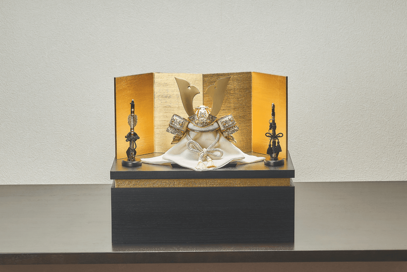 流れ金色箔に秘色の兜