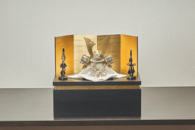 流れ金色箔に秘色の兜