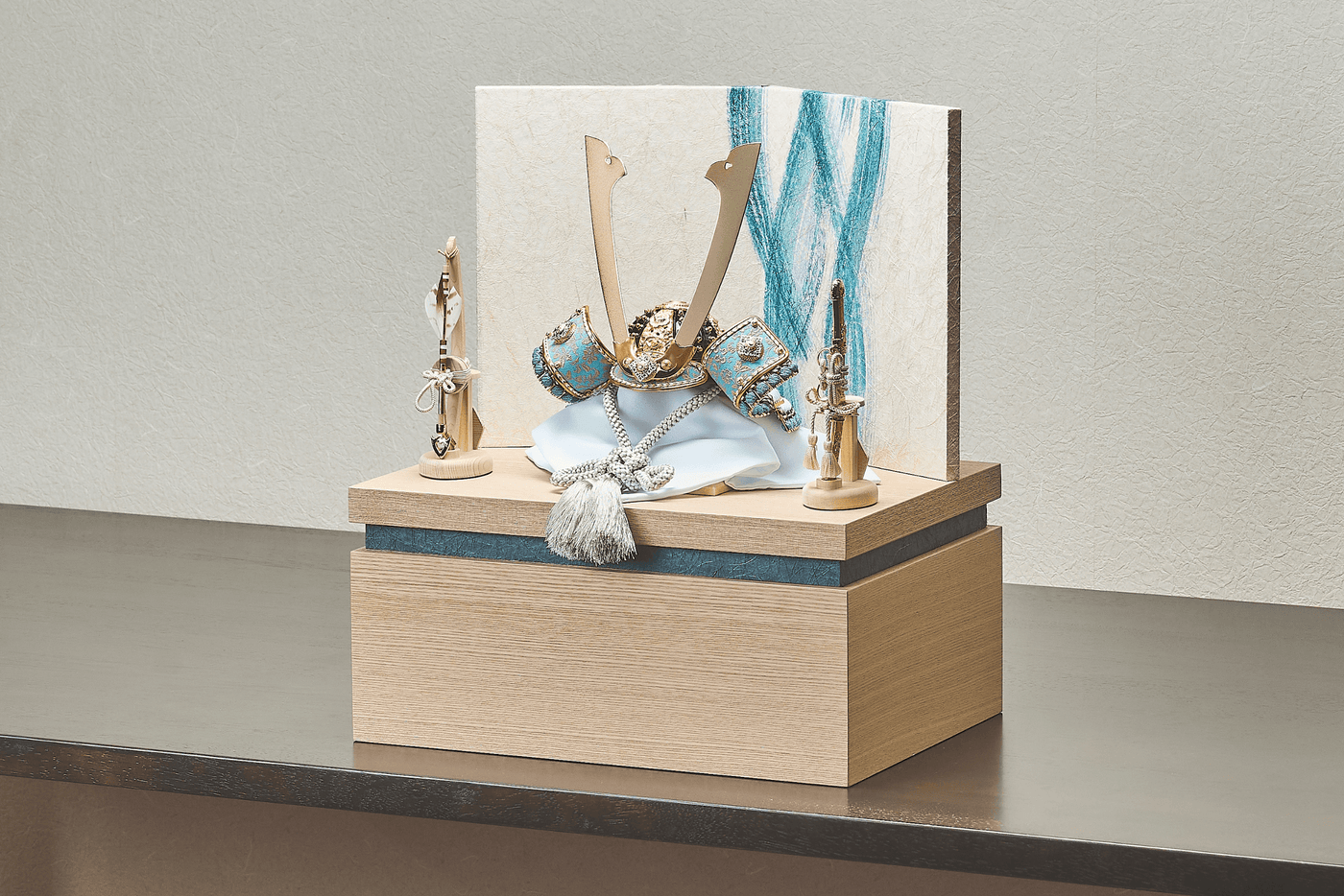 花薄色、風立涌に長鍬形の兜