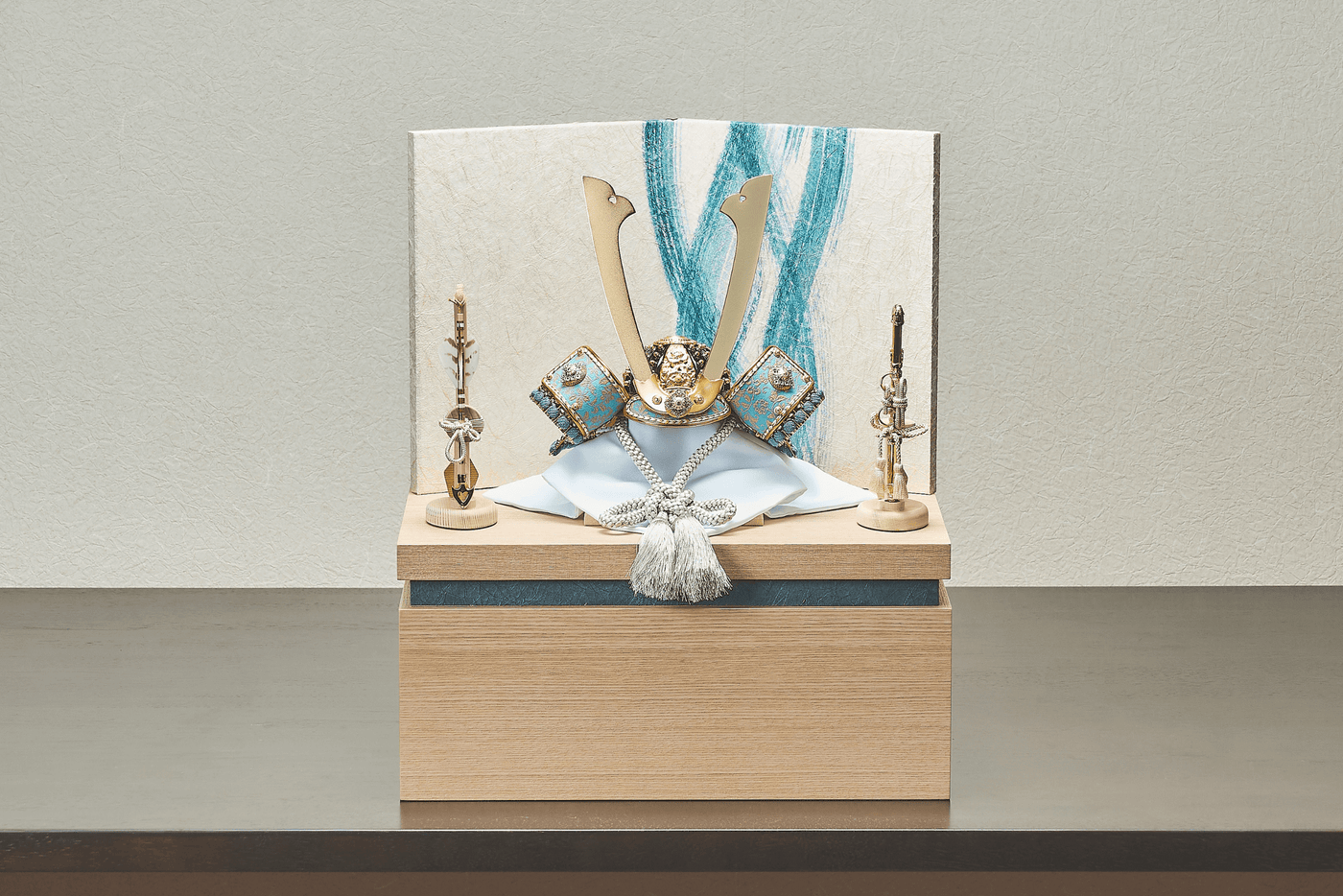 花薄色、風立涌に長鍬形の兜