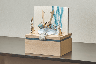 花薄色、風立涌に長鍬形の兜