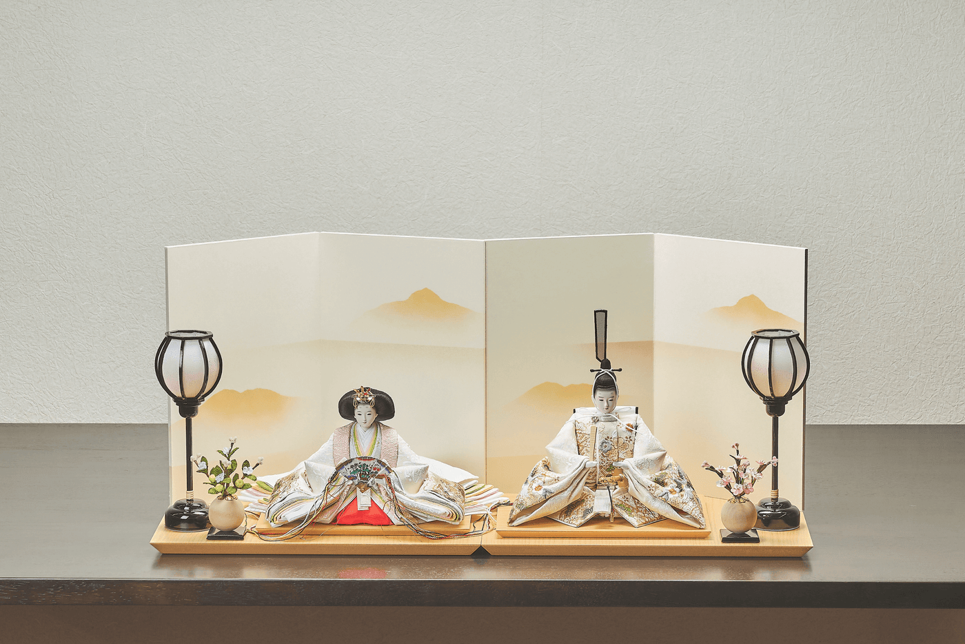 うららか、金と松のおひなさま（中）