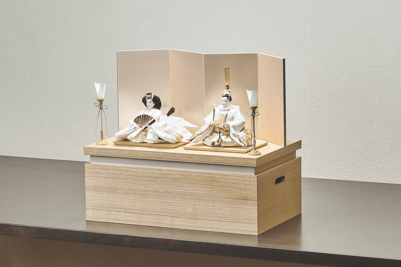 桜箔に金華の煌めくおひなさま