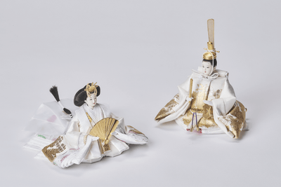 桜箔に金華の煌めくおひなさま