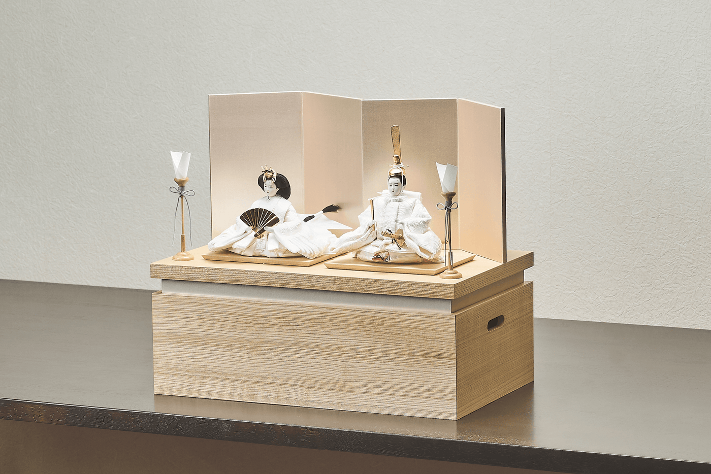 桜箔に純白、絹のおひなさま