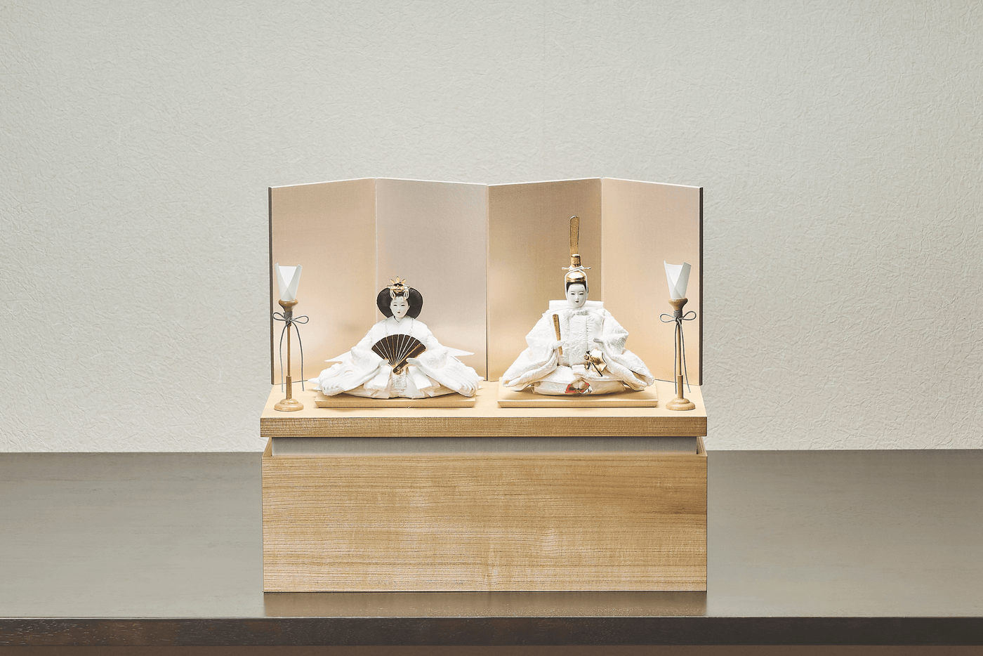 桜箔に純白、絹のおひなさま