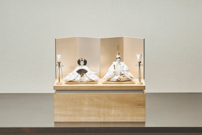 桜箔に純白、絹のおひなさま