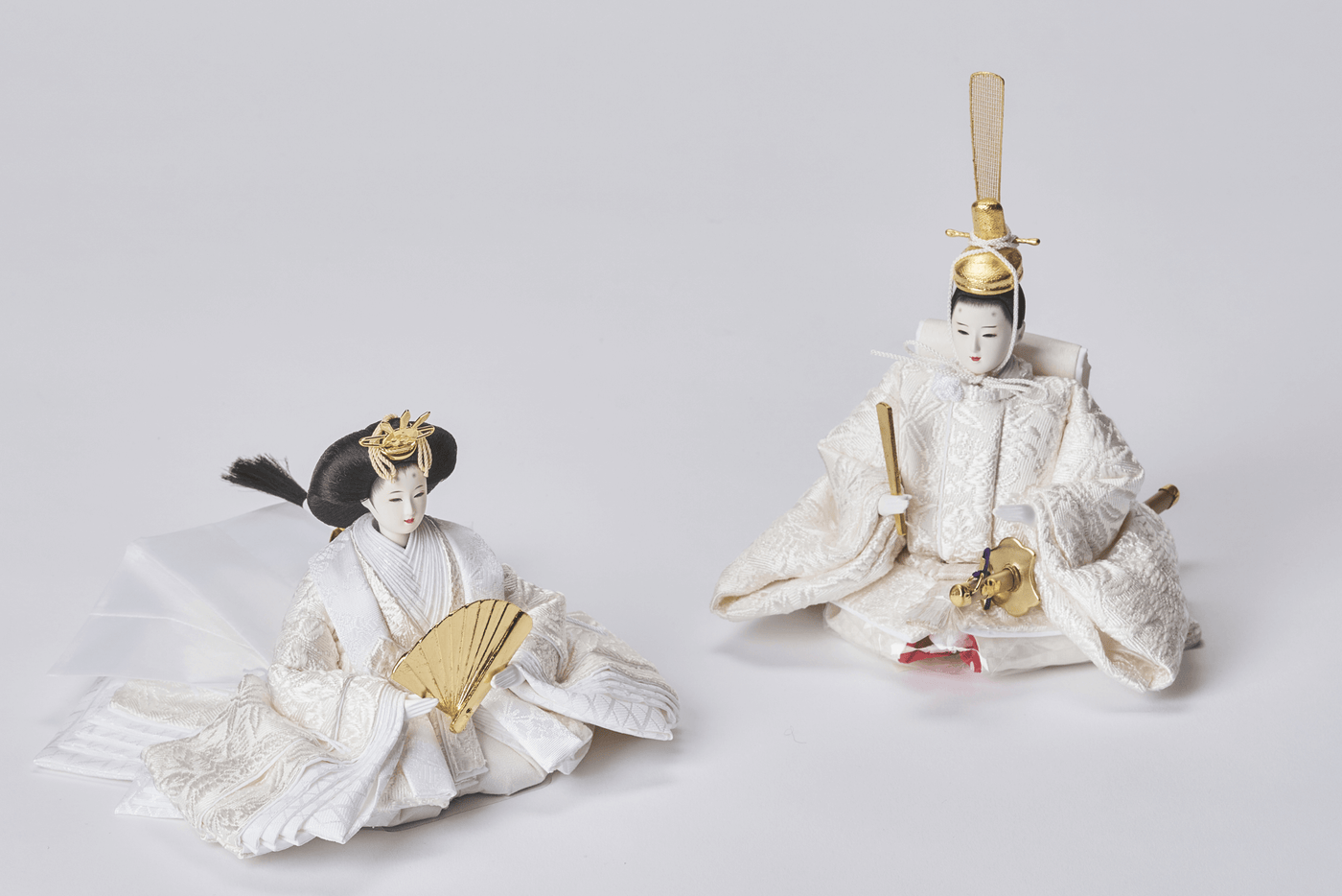 桜箔に純白、絹のおひなさま