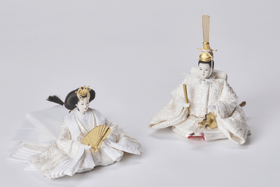 桜箔に純白、絹のおひなさま