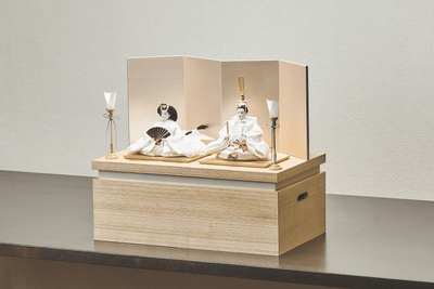 桜箔に純白、絹のおひなさま