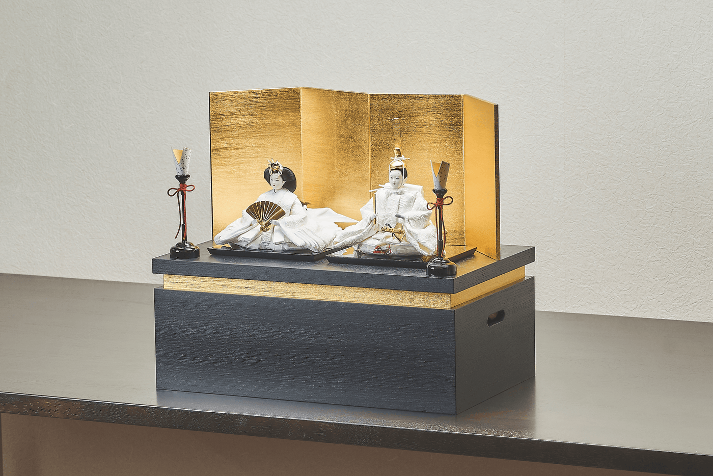 流れ金色箔に純白、絹のおひなさま