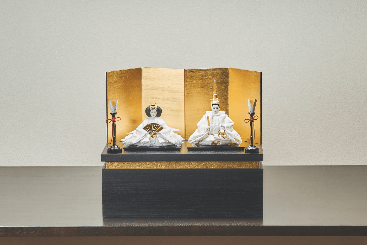 流れ金色箔に純白、絹のおひなさま