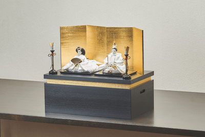 流れ金色箔に純白、絹のおひなさま