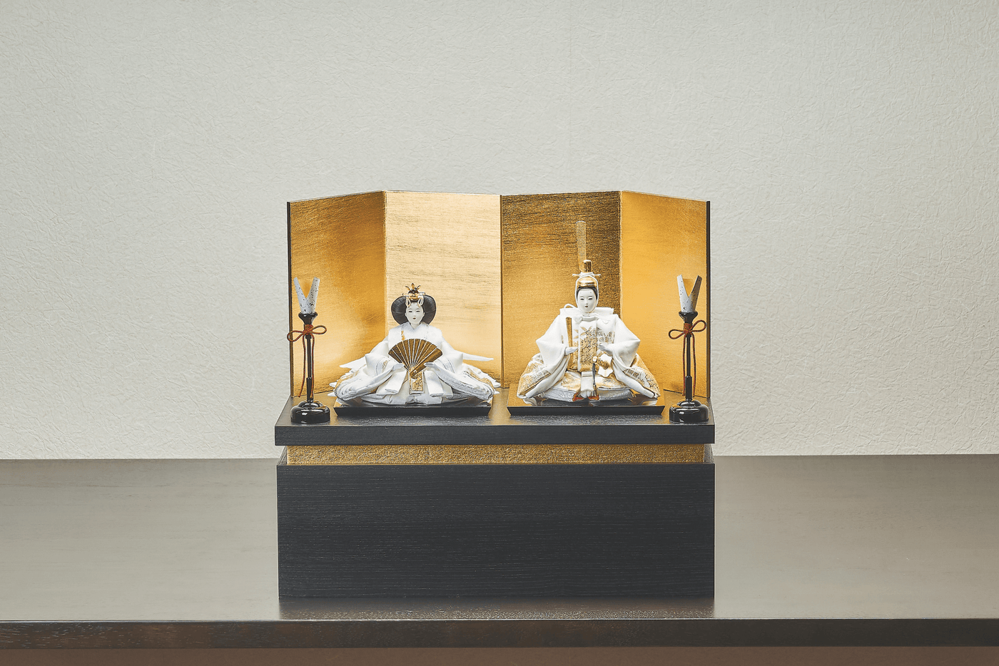 流れ金色箔に金華の煌めくおひなさま