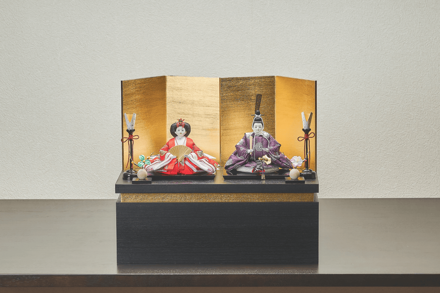 流れ金色箔に平安文様のおひなさま