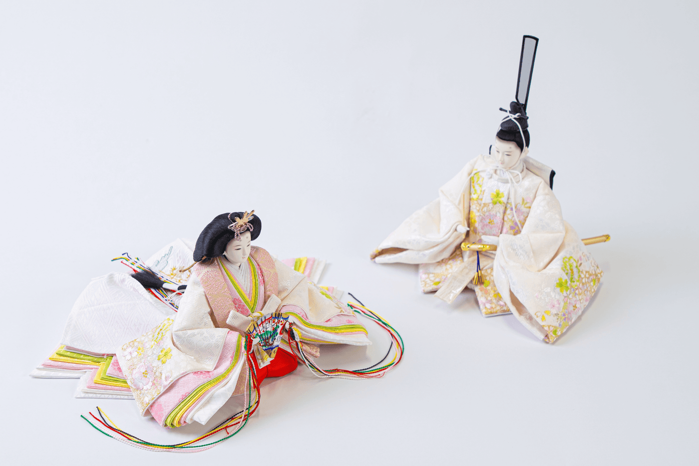 唐草色々刺繍に遠山と牡丹のおひなさま