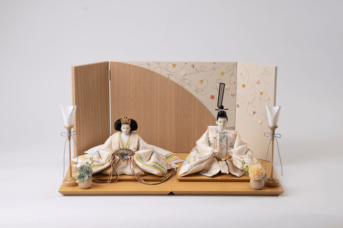 唐草色々刺繍に小花丸文のおひなさま