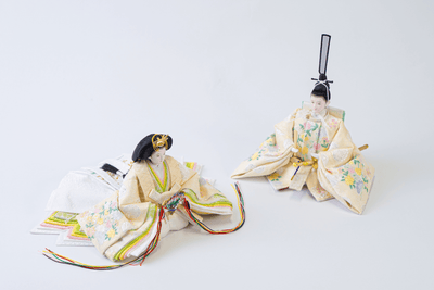 唐草色々刺繍に小花丸文のおひなさま