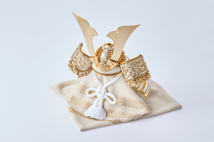 純白の金色兜 – 人形工房 左京