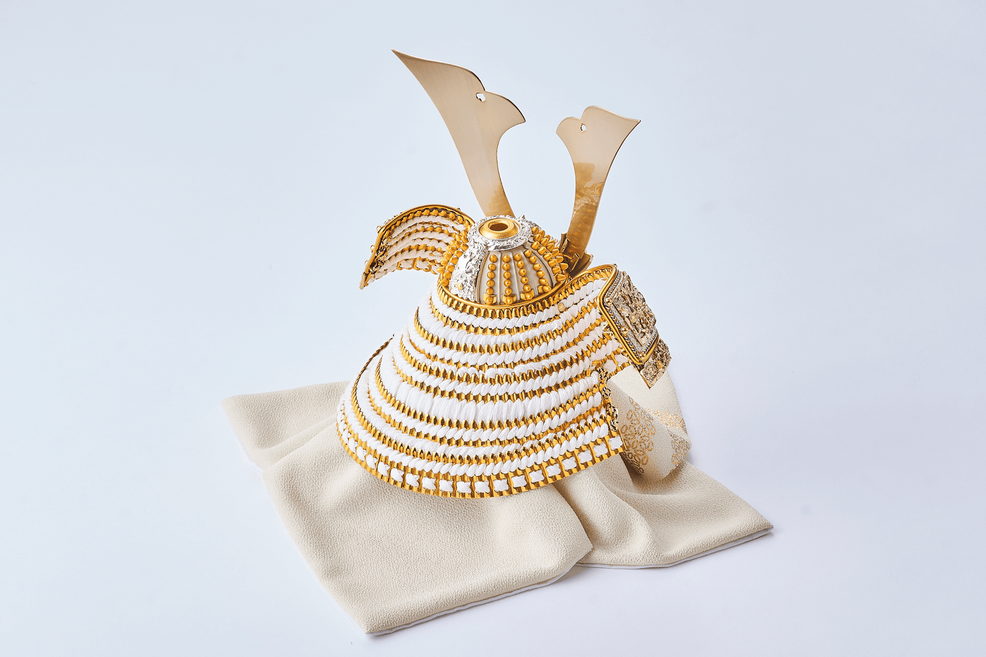 純白の金色兜
