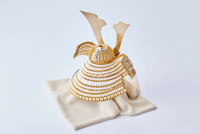 純白の金色兜