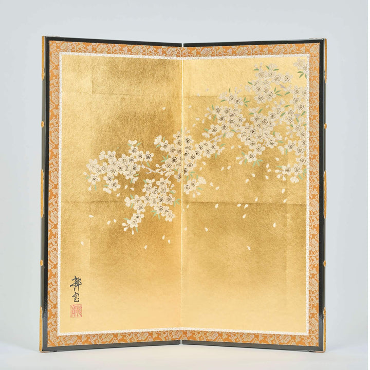 桜、舞い上がる祈りの鎧 – 人形工房 左京