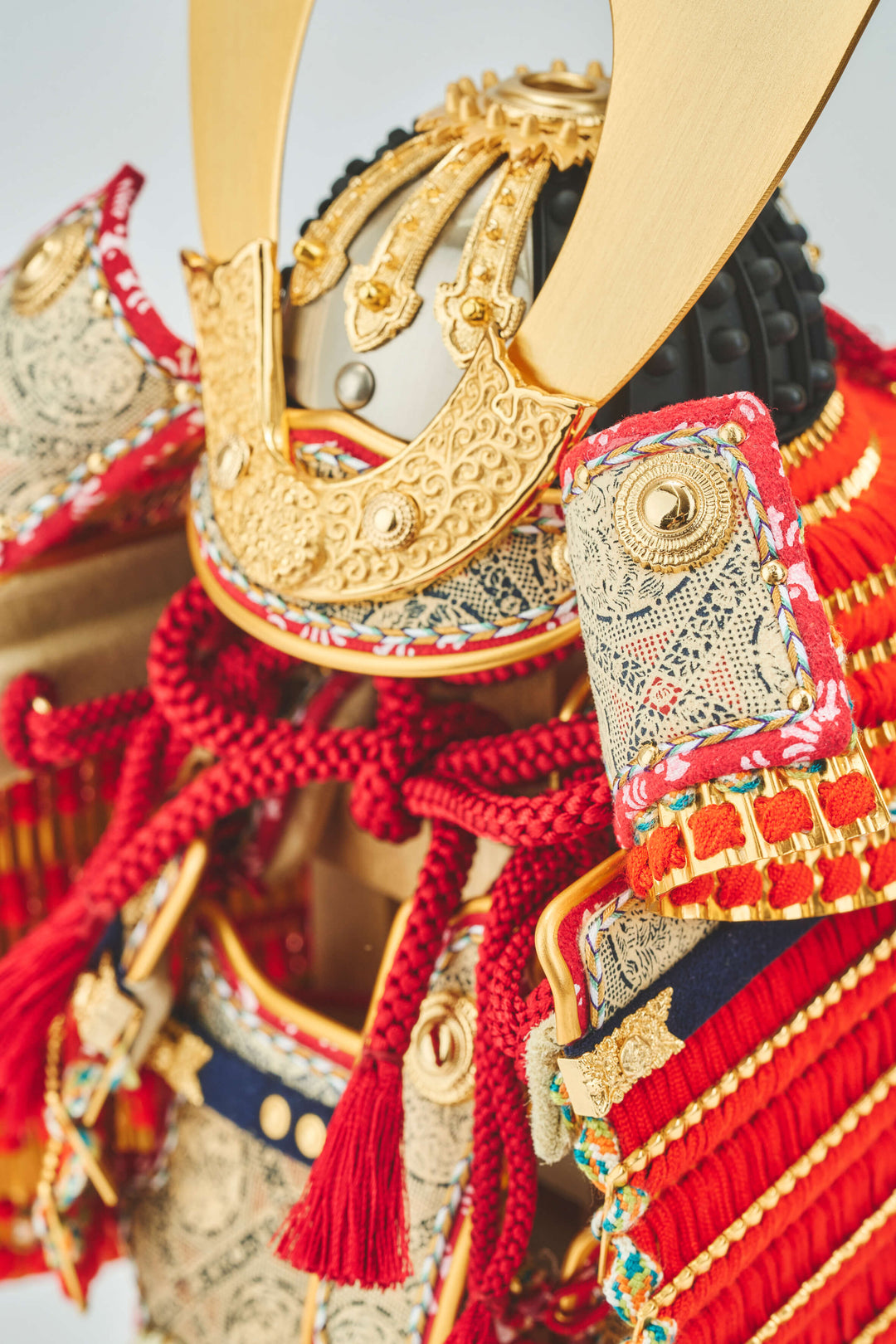 桜、舞い上がる祈りの鎧 – 人形工房 左京