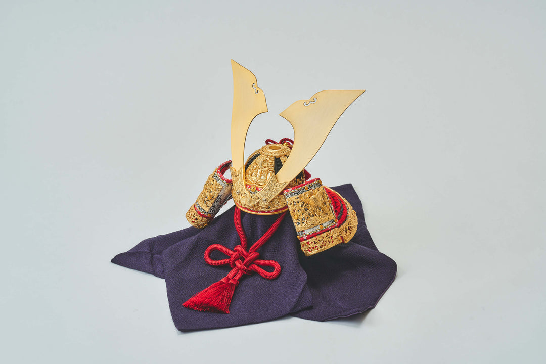 春日大社から伝わる金色の兜 - 兜櫃 – 人形工房 左京