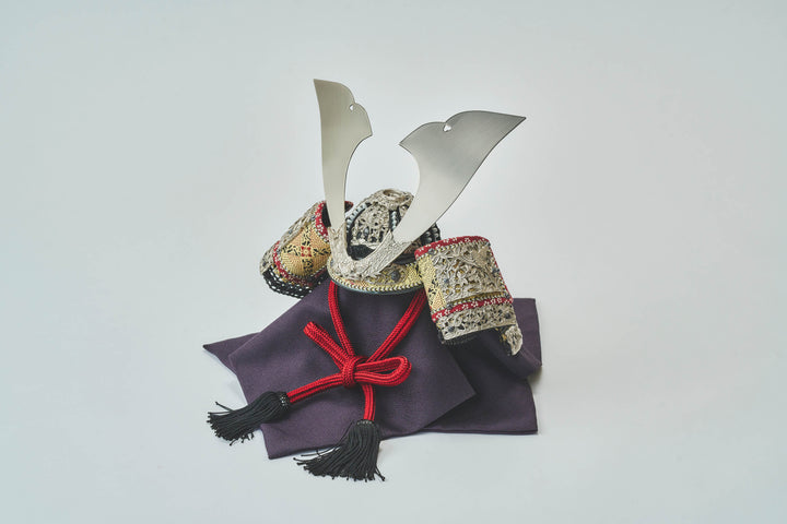 日本の伝統的な兜 黒と赤 赤韋威鎧〈兜、大袖付／〉 文化遺産オンライン